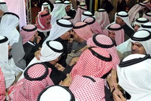تبادل التحيات بين الناخبين ومبارك الحريص