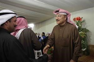 مرشح الدائرة الاولى المحامي جليل الطباخ مستقبلا احد الناخبين﻿