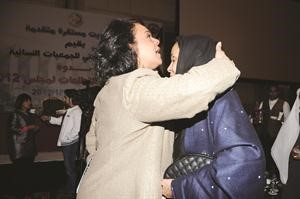 الزميلة دنرمين الحوطي مقبلة راس الشيخة لطيفة الفهدفريال حماد
