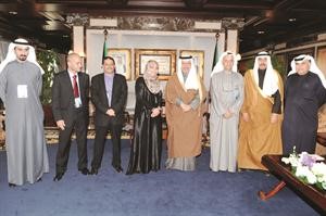 سمو رئيس الوزراء الشيخ جابر المبارك خلال لقائه الزميل وليد النصف وتوكل كرمان والوفد المرافق لهما بحضور فيصل الحجي﻿