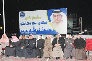 ناخبون من الدائرة في مقر محمد الهدية﻿
