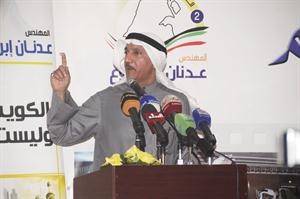 عدنان المطوع مخاطبا الحضور في مقره
