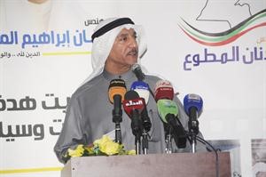 عدنان المطوع اثناء افتتاح مقره