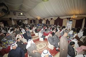 الحضور خلال افتتاح مقر عدنان المطوع
