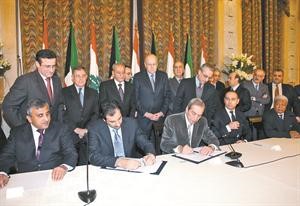 مرزوق الخرافي ونبيل الجسر يوقعان عقد المشروع 	محمود الطويل﻿