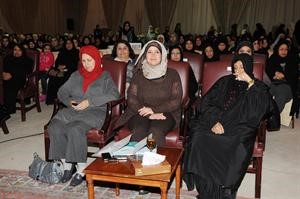 مجنان بوشهري مع الحضور
