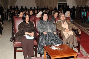 دميمونة العذبي تتوسط الحاضرات
