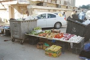 خضراوات تعرض بجوار القمامة
