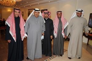 عبدالله المقلد متوسطا دجاسم التمار وفهد التمار ونجليه فهد واحمد واحد الحضور قاسم باشا
