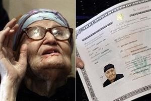المسنة العراقية وبجانبها صورة وثيقة الجنسية الاميركية﻿