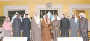 سمو نائب الامير وولي العهد الشيخ نواف الاحمد مستقبلا اللواء فيصل الجزاف والفريق الكويتي للطائرات الورقية الهوائية