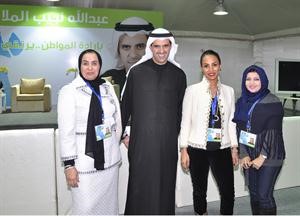 عبدالله الملا متوسطا والدته وزوجته والزميلة فوزية الابراهيم﻿