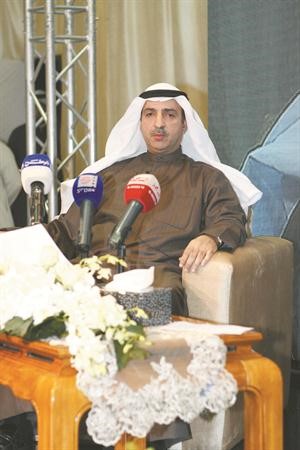 جمال العمر متحدثا للحضور فاطمة فرج