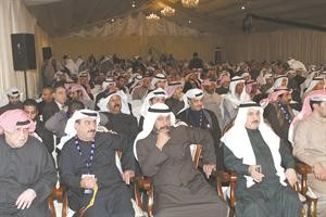 جمع من الحضور في مقر جمال العمر