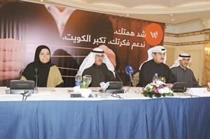 من اليمين عبدالعزيز البالول وفؤاد العبلاني وسالم العويد ومنى بوغيث﻿