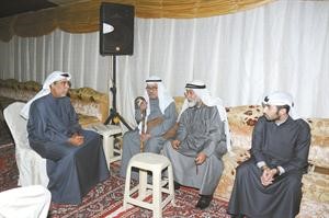 ناجي العبدالهادي يجلس بجوار كبار السن ممن حضروا افتتاح مقره