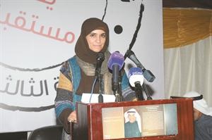 عريفة حفل الافتتاح في مقر العبدالهادي