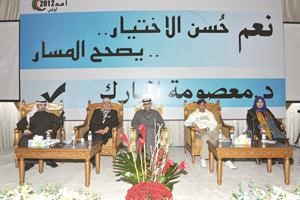 دمعصومة المبارك والزميل احمد الفضلي يتوسطان المدعوين لحفل افتتاح مقرها الانتخابي﻿