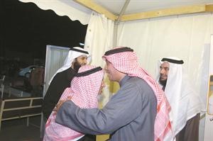و دحمد المطر يقبل راس احد كبار السن