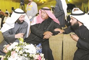 دفيصل المسلم في حديث جانبي مع بعض الحضور