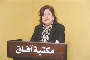 دسهام الفريح تتحدث للحضور في حفل توقيع مرايا الذات﻿