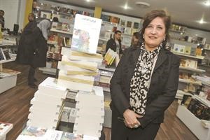 دالفريح الى جانب كتابها مرايا الذات﻿