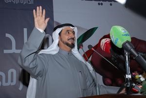 مخلد العازمي خلال افتتاح مقره﻿