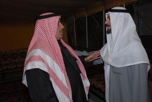 مخلد العازمي في استقبال احد الحضور﻿