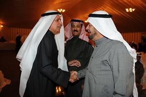 عبدالله الرومي مستقبلا احد الناخبين