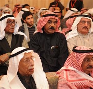 محمد الحفيتي متوسطا الحضور