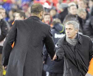 مدرب ريال مدريد جوزيه مورينيو يصافح منافسه اللدود مدرب برشلونة جوسيب غوارديولا