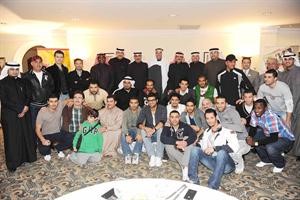 د حمد التويجري وعبدالرزاق المضف يتوسطان الجهازين الاداري والفني واللاعبين﻿