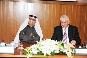 دبدر مال الله ودحسين الطلافحة خلال الحلقة النقاشية سعود سالم
