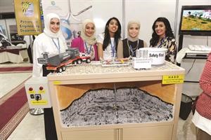 طالبات مع المشروع الخاص بهن﻿