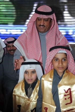 مسلم البراك مع طفلين من الدائرة الرابعة