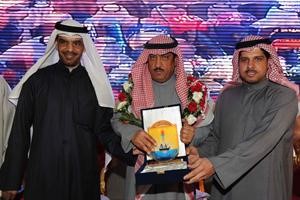 مسلم البراك اثناء تكريمه من رئيس جمعية المعلمين متعب العتيبي