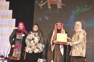 محمد الكندري مكرما احدى المشاركات بحضور منيرة الفضلي متين غوزال
