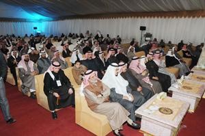 الحضور يستمعون لحديث بدر الجيعان