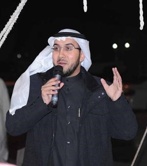 اسامة الشاهين مخاطبا الحضور
