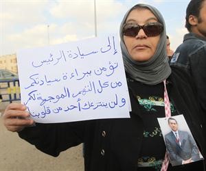 مؤيدة للرئيس المصري السابق حسني مبارك امام مقر محاكمته امس الاول افپ