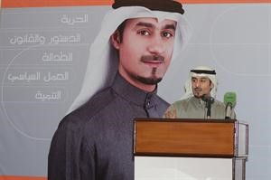 د علي جمال مخاطبا الحضور في مقره مساء امس الاول خالد مكي