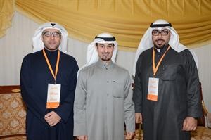د علي جمال متوسطا اثنين من لجنته الاعلامية