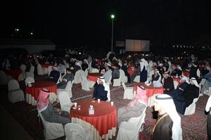 الحضور خارج مقر دعلي جمال 