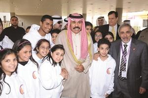 سمو نائب الامير وولي العهد يتوسط عددا من الاطفال خلال جولته﻿