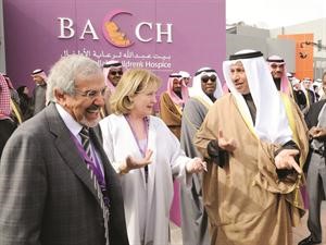 سمو رئيس الوزراء الشيخ جابر المبارك يستمع لشرح حول البيت من دهلال الساير ومارغريت الساير﻿