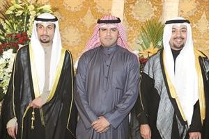 الزميل عبدالكريم العبدالله متوسطا المعرسين طلال ونواف العنزي﻿
