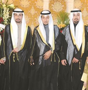 المعرسان مع عمهما في لقطة تذكارية﻿