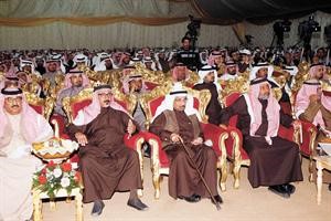هادي الحويلة متقدما الحضور خلال افتتاح مقر العجمان﻿