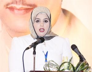 عريفة الندوة تلقي كلمتها

