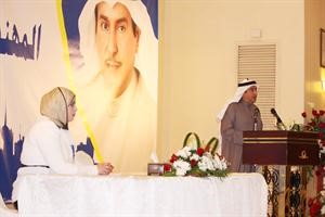 محمد الهدية متحدثا خلال الندوة جوهرة العتيبي